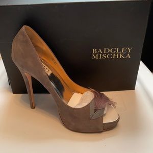 Beautiful suede feather Badgley Mischka peep toe shoes! Only worn once!!